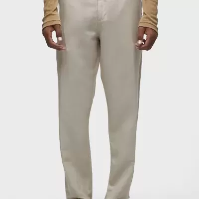 Calças compridas bege claro com camisa castanha clara e sapatos castanhos