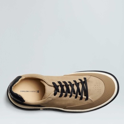 Sapatilha desportiva bege com atacadores pretos e sola branca