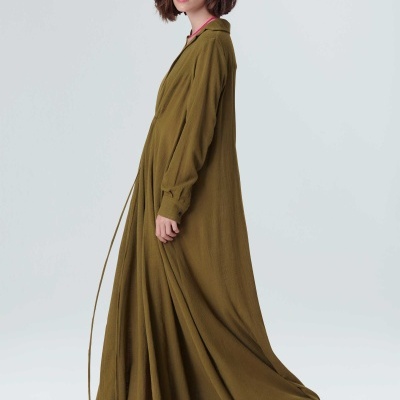 Vestido longo verde-oliva com mangas compridas e gola clássica