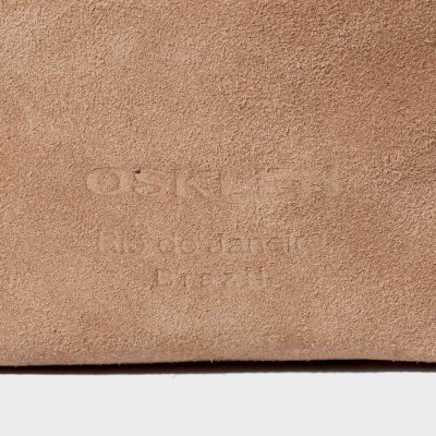 Material camurça bege com gravação em relevo OSKLEN no os dencer Brasil