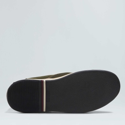 Sola preta de sapato com riscas branca e vermelha no calcanhar