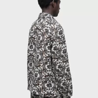 Camisa de manga comprida com padrão floral em tons branco, preto e castanho vista de costas
