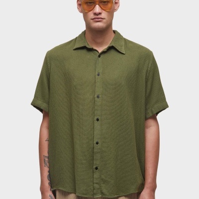 Camisa verde masculina manga curta com botões pretos, gola tradicional