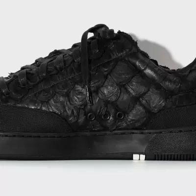 Ténis preto com textura de escamas e sola preta