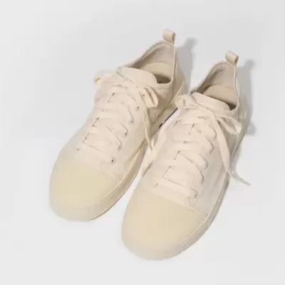 Ténis unissexo bege claro com atacadores e sola abaulada