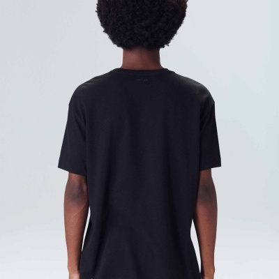 Camiseta preta de manga curta vista de costas