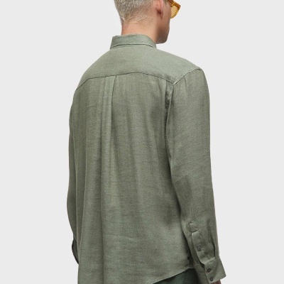 Camisa verde-oliva de manga comprida vista de costas