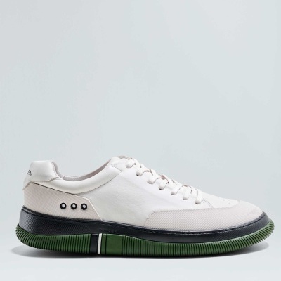 Ténis branco com sola verde e preta e detalhe em preto