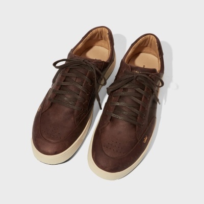 Sapatilhas castanhas em couro com sola branca e atacadores castanhos