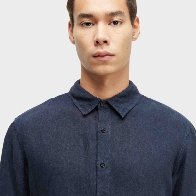 Camisa azul escura de manga comprida com botões pretos
