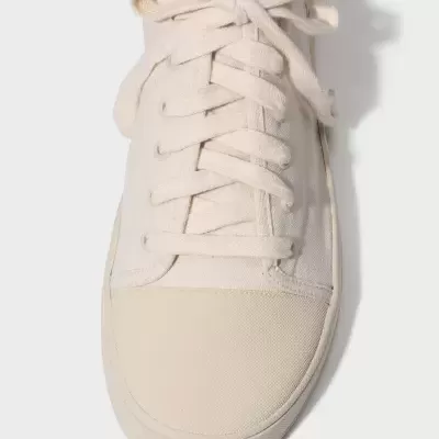 Ténis branco com atacadores visto de cima