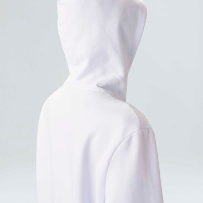 Casaco com capuz branco visto de costas