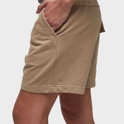 Calções masculinos bege com bolso lateral