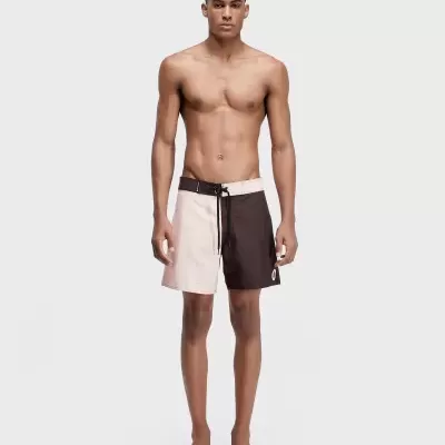 Calções de banho bicolor creme e castanho com cordão preto, modelo masculino