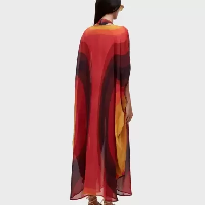 Vestido comprido fluido colorido visto de costas