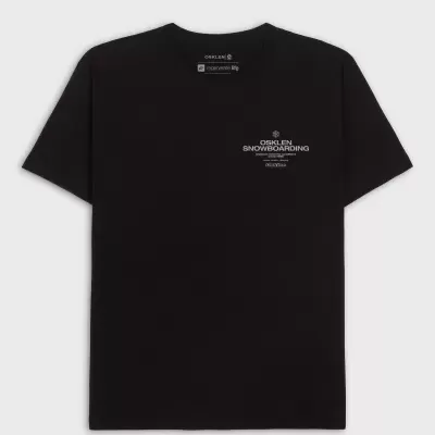T-shirt preta com texto branco 'OSKLEN SNOWBOARDING' no peito