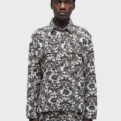 Camisa de manga comprida com padrão floral em preto, branco e castanho