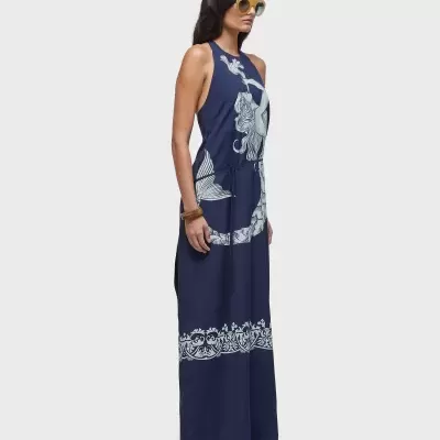 Vestido comprido azul escuro com padrão branco e corte sem mangas