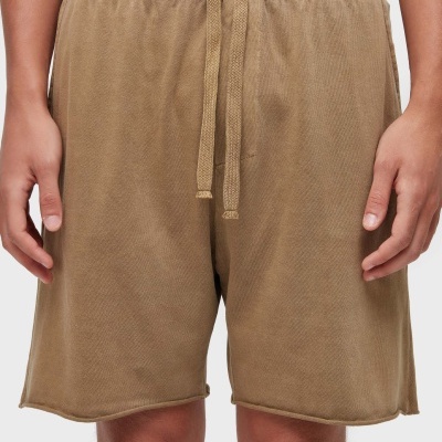 Calções castanho claro com cordão na cintura e bainha simples