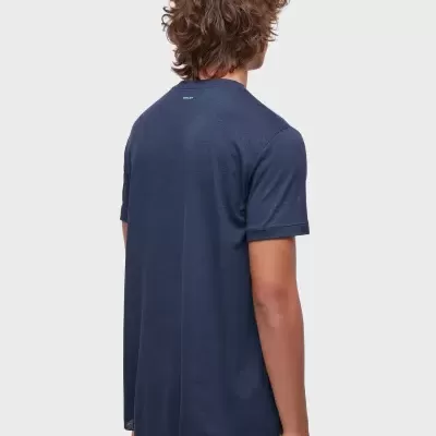 T-shirt azul escuro vista das costas com calções amarelos