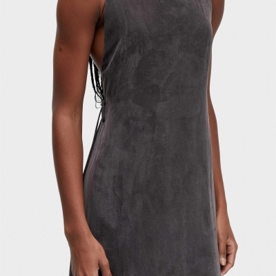 Vestido cinzento escuro de alças finas com decote quadrado.