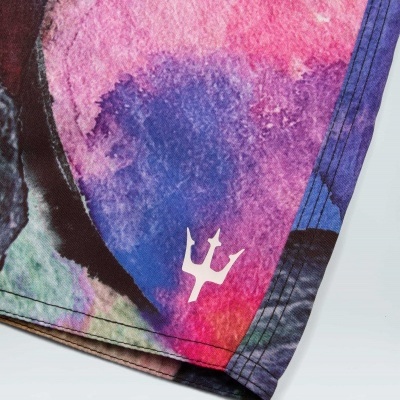 Peça de roupa colorida com símbolo de tridente branco