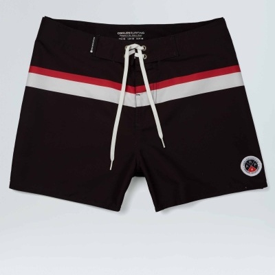 Calções de banho pretos com faixas vermelha e branca e cordão branco.