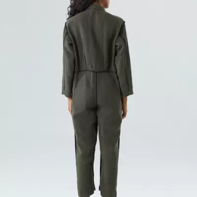 Macacão verde-escuro de mulher visto de costas