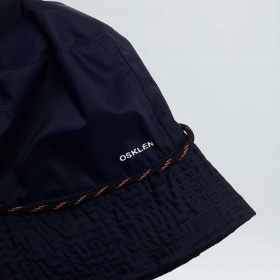 Chapéu tipo pescador azul escuro com cordão e logo OSKLEN