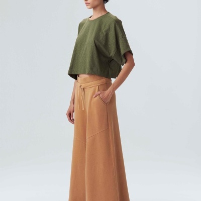 Roupa verde e castanha clara em modelo feminina