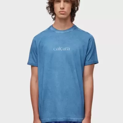 T-shirt azul com texto caiçara