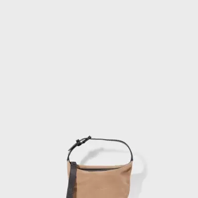Mala de mão castanha clara em camurça com alça preta e detalhe de couro preto com texto