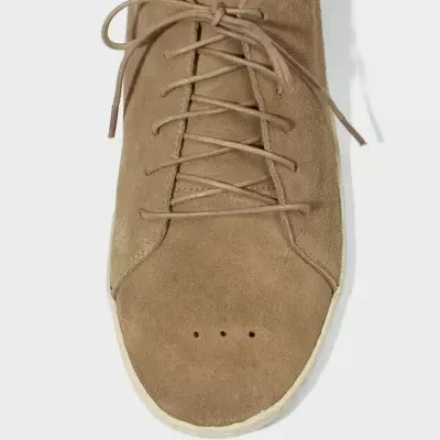 Sapato casual castanho claro em camurça com atacadores