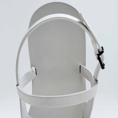 Sandália branca vista de cima com alças finas e fivela preta