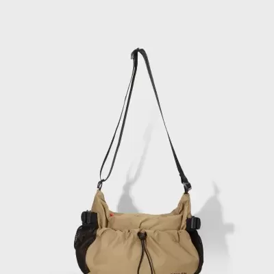 Mala de ombro bege com alça preta e bolsos em rede