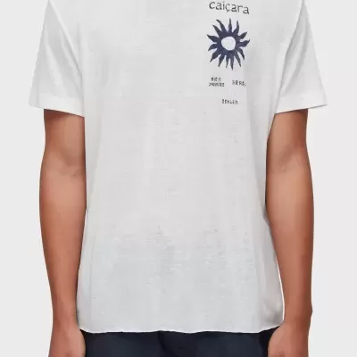 T-shirt branca com estampado azul e texto, usada por pessoa com calções escuros.