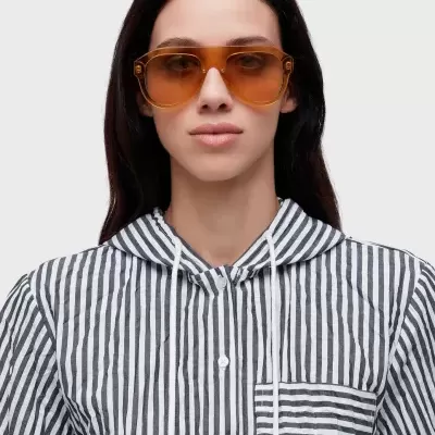 Óculos de sol com armação grossa e lentes âmbar