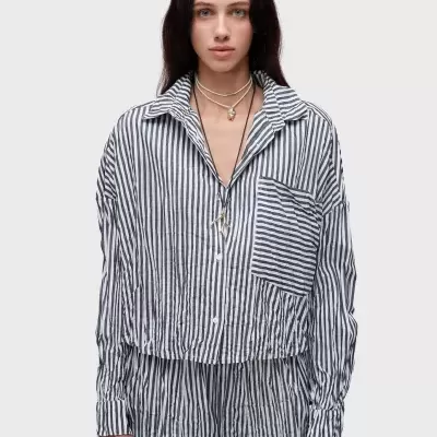 Blusa feminina de algodão com riscas pretas e brancas e bolso lateral