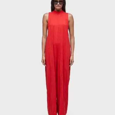 Macacão vermelho comprido de gola alta sem mangas em fundo cinza