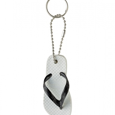 Chaveiro em forma de chinelo branco com tira preta