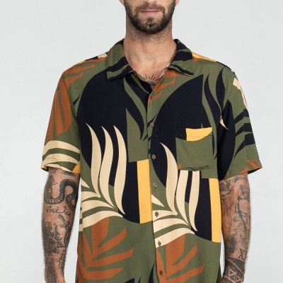 Camisa masculina com padrão abstrato colorido e bolso no peito