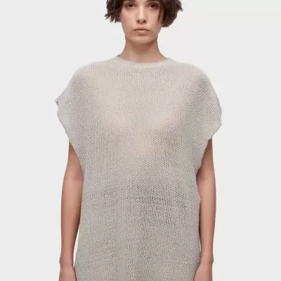 Camisola de malha bege clara translúcida com gola redonda e sem mangas