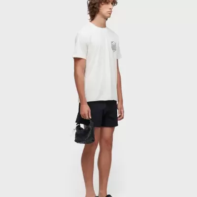 Homem com roupa casual moderna e bolsa preta pequena