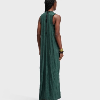Vista traseira de vestido comprido verde escuro com fecho preto