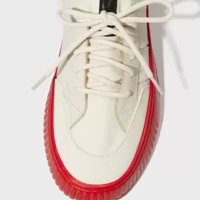 Ténis branco com sola vermelha e atacadores brancos