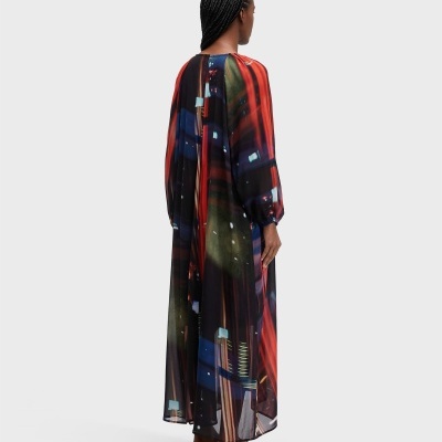 Vestido comprido colorido com padrão abstrato e sandálias castanhas