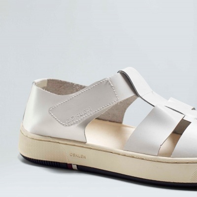 Sapato branco sandália em couro com sola grossa bege e preta da marca OSKLEN