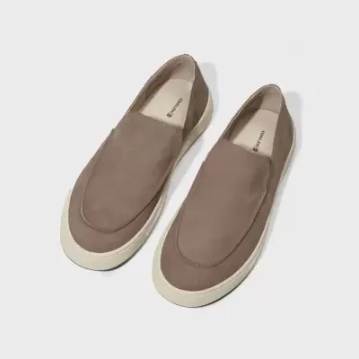 Sapatos casuais slip-on castanhos com sola branca e interior acolchoado