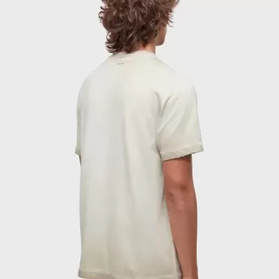 T-shirt masculina bege claro vista de trás com texto OAKLEY no topo