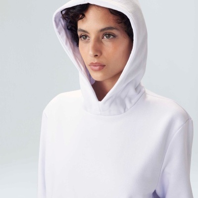 sweatshirt branca com capuz usada por mulher com cabelo curto